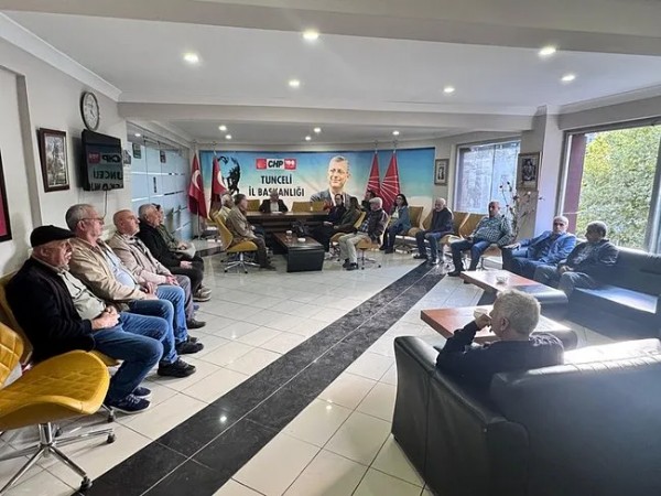 CHP'de demokrasi isyanı! İl başkanı ve yönetim kendilerini binaya kilitleyip eylem başlattı